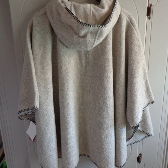 NWT The Vermont Country Store Hooded Shawl Cape O/S Natural Button Closure - Picture 2 of 16